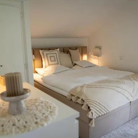 Eifel21 - Stilvolles Haus In Der Vulkaneifel Vakantiehuis Bleckhausen